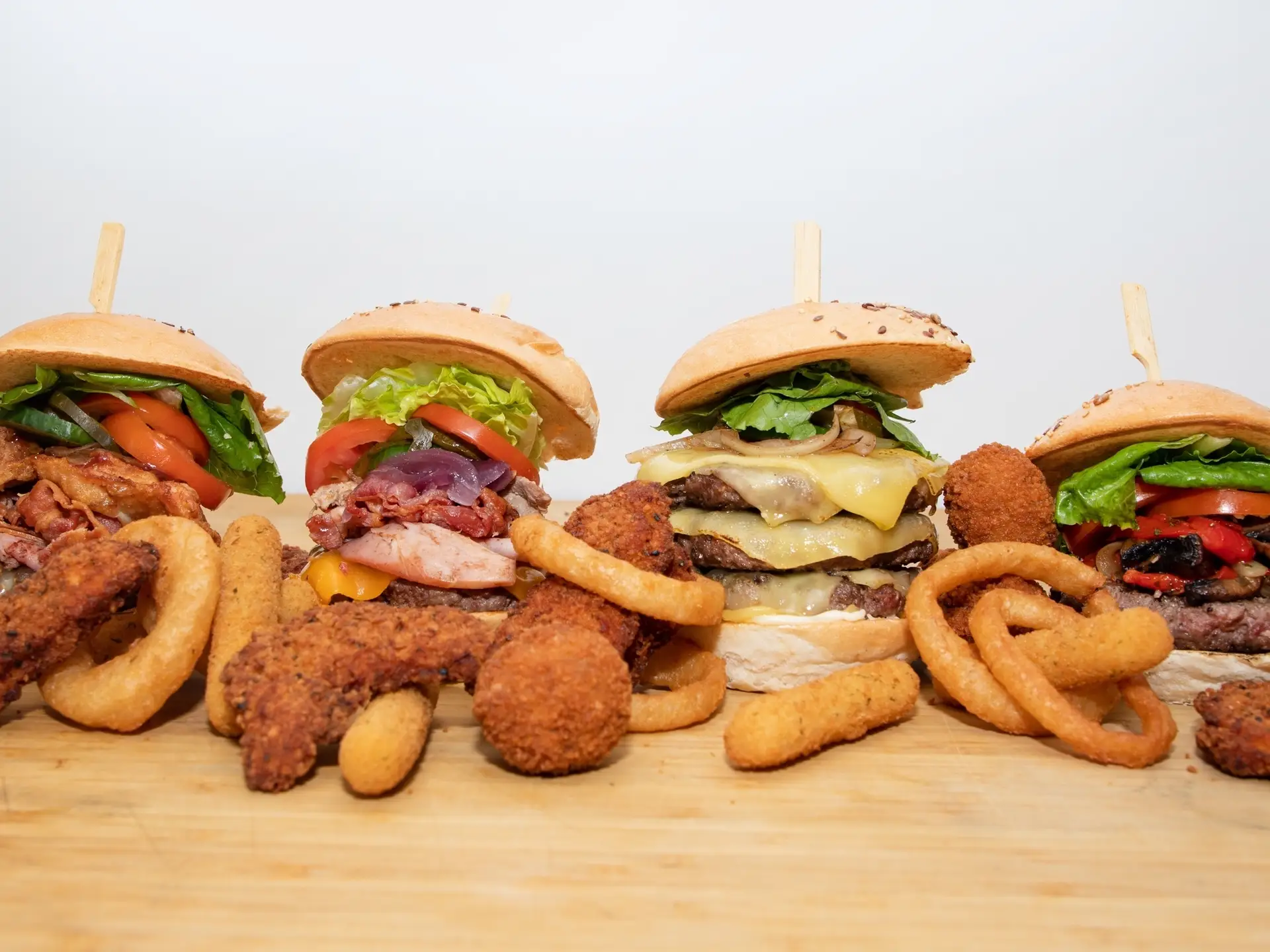Burgers met onion rings, mozzarella sticks, chicken strips en bitterballen